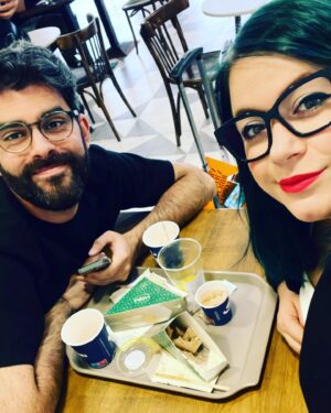 Elísabet Benavent Instagram - Hoy es cumpleaños de uno de los regalos más bonitos que me dio la vida. 
Querido @originalhs91 
Que sigamos recorriendo mundo juntos, probando los mejores margaritas, haciendo el macarra, encontrando lugares donde hacer hogar, emprendiendo aventuras, poniéndonos mascarillas, gritando del susto con películas de miedo, durmiendo la siesta en el sofá, brindando, llorando, haciendo videollamadas y buscando motivos para celebrar la vida.

Eres una de esas personas mágicas, con talento y carisma, divertido sin querer serlo, exagerado como tú solo pero leal y desprendido. Gracias por regalarme una familia en Madrid; gracias por formar parte de la mía en Valencia. Gracias por ser mi hermano, da igual en qué punto del planeta estemos. Gracias por ser el mejor tío gatuno del mundo. 
Te quiero muchísimo y estaré a tu lado SIEMPRE. Para lo bueno, lo malo y lo regulinchi.

Felices 32, hermano.