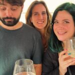 Elísabet Benavent Instagram - Me siento poco original y, además, algo egocéntrica, pero he convertido este “hacer repaso del año” en una tradición que me permite ser honesta conmigo misma, y también con las redes sociales. 2023 ha sido un año difícil; no malo, difícil. Ha sido el año de la soledad escogida, de temer de verdad por primera vez por alguien a quien quieres, de cambiar de rumbo, perder el miedo (o al menos encararlo con buen talante). Ha sido el año de dejar de fumar, de volver a cocinar, de hacer deporte por placer y buscar cierta tranquilidad. Ha sido el año del jetlag, de sobrevolar los Andes, de romper con vínculos tóxicos, seguir yendo a terapia, abrazar mi cuerpo grande y quererme mejor. Porque de eso va, ¿no? De quererse cada año un poquito mejor. Me fui a París dos semanas, la primera sola, la segunda en la mejor compañía. Me hice fotos en los baños con mi hermana pequeña. Hablamos muchísimo sobre la vida y le presentamos nuestras quejas y nuestras ofrendas. Me demostré que Maldivas no tiene por qué ser un destino para enamorados, aunque la amistad es otro tipo de amor. Hice hogar junto al Mediterráneo, donde recibí malas noticias, brindé por la vida, lloré, me reí, retocé y leí. Presenté un libro que cerraba un ciclo simbólico. Me atreví a jugar con las apariencias y a reírme con ello. Y lo presentó un tipo maravilloso al que quiero millones. Vi Santiago de Chile despertar entre montañas y “a Amaral le gusta esto”. Hice el loco con amigos. Afiancé amistades que quiero que duren para siempre. Como para siempre quiero que viva el vínculo mágico e increíble que me une a mi sagrada editora y amiga Ana y a mi primo postizo Miguel. Qué suerte tenerles. También cumplí la promesa de recorrer mundo junto a ellas y, tendremos que demostrarlo en los años venideros, pero tenemos la intención de seguir haciéndolo. Napoles querida… Y en el momento en el que abracé mi cuerpo y mi vida en soledad, que le di un sentido propio e intransferible a la palabra hogar, que dejé de esperar más, llegó una ola enorme que me elevó sobre mis expectativas, me meció y puso la primera letra para un nuevo idioma compartido. Y me enamoré. Vaya año. Vaya viaje. Vamos a por otro. ¿Me acompañáis?