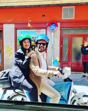 Elísabet Benavent Instagram - Hoy es cumpleaños de uno de los regalos más bonitos que me dio la vida. 
Querido @originalhs91 
Que sigamos recorriendo mundo juntos, probando los mejores margaritas, haciendo el macarra, encontrando lugares donde hacer hogar, emprendiendo aventuras, poniéndonos mascarillas, gritando del susto con películas de miedo, durmiendo la siesta en el sofá, brindando, llorando, haciendo videollamadas y buscando motivos para celebrar la vida.

Eres una de esas personas mágicas, con talento y carisma, divertido sin querer serlo, exagerado como tú solo pero leal y desprendido. Gracias por regalarme una familia en Madrid; gracias por formar parte de la mía en Valencia. Gracias por ser mi hermano, da igual en qué punto del planeta estemos. Gracias por ser el mejor tío gatuno del mundo. 
Te quiero muchísimo y estaré a tu lado SIEMPRE. Para lo bueno, lo malo y lo regulinchi.

Felices 32, hermano.