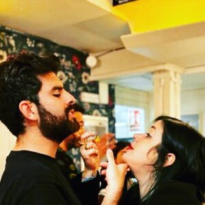 Elísabet Benavent Instagram - Hoy es cumpleaños de uno de los regalos más bonitos que me dio la vida. 
Querido @originalhs91 
Que sigamos recorriendo mundo juntos, probando los mejores margaritas, haciendo el macarra, encontrando lugares donde hacer hogar, emprendiendo aventuras, poniéndonos mascarillas, gritando del susto con películas de miedo, durmiendo la siesta en el sofá, brindando, llorando, haciendo videollamadas y buscando motivos para celebrar la vida.

Eres una de esas personas mágicas, con talento y carisma, divertido sin querer serlo, exagerado como tú solo pero leal y desprendido. Gracias por regalarme una familia en Madrid; gracias por formar parte de la mía en Valencia. Gracias por ser mi hermano, da igual en qué punto del planeta estemos. Gracias por ser el mejor tío gatuno del mundo. 
Te quiero muchísimo y estaré a tu lado SIEMPRE. Para lo bueno, lo malo y lo regulinchi.

Felices 32, hermano.