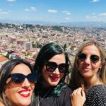 Elísabet Benavent Instagram - Me siento poco original y, además, algo egocéntrica, pero he convertido este “hacer repaso del año” en una tradición que me permite ser honesta conmigo misma, y también con las redes sociales. 2023 ha sido un año difícil; no malo, difícil. Ha sido el año de la soledad escogida, de temer de verdad por primera vez por alguien a quien quieres, de cambiar de rumbo, perder el miedo (o al menos encararlo con buen talante). Ha sido el año de dejar de fumar, de volver a cocinar, de hacer deporte por placer y buscar cierta tranquilidad. Ha sido el año del jetlag, de sobrevolar los Andes, de romper con vínculos tóxicos, seguir yendo a terapia, abrazar mi cuerpo grande y quererme mejor. Porque de eso va, ¿no? De quererse cada año un poquito mejor. Me fui a París dos semanas, la primera sola, la segunda en la mejor compañía. Me hice fotos en los baños con mi hermana pequeña. Hablamos muchísimo sobre la vida y le presentamos nuestras quejas y nuestras ofrendas. Me demostré que Maldivas no tiene por qué ser un destino para enamorados, aunque la amistad es otro tipo de amor. Hice hogar junto al Mediterráneo, donde recibí malas noticias, brindé por la vida, lloré, me reí, retocé y leí. Presenté un libro que cerraba un ciclo simbólico. Me atreví a jugar con las apariencias y a reírme con ello. Y lo presentó un tipo maravilloso al que quiero millones. Vi Santiago de Chile despertar entre montañas y “a Amaral le gusta esto”. Hice el loco con amigos. Afiancé amistades que quiero que duren para siempre. Como para siempre quiero que viva el vínculo mágico e increíble que me une a mi sagrada editora y amiga Ana y a mi primo postizo Miguel. Qué suerte tenerles. También cumplí la promesa de recorrer mundo junto a ellas y, tendremos que demostrarlo en los años venideros, pero tenemos la intención de seguir haciéndolo. Napoles querida… Y en el momento en el que abracé mi cuerpo y mi vida en soledad, que le di un sentido propio e intransferible a la palabra hogar, que dejé de esperar más, llegó una ola enorme que me elevó sobre mis expectativas, me meció y puso la primera letra para un nuevo idioma compartido. Y me enamoré. Vaya año. Vaya viaje. Vamos a por otro. ¿Me acompañáis?