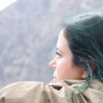 Elísabet Benavent Instagram - Me siento poco original y, además, algo egocéntrica, pero he convertido este “hacer repaso del año” en una tradición que me permite ser honesta conmigo misma, y también con las redes sociales. 2023 ha sido un año difícil; no malo, difícil. Ha sido el año de la soledad escogida, de temer de verdad por primera vez por alguien a quien quieres, de cambiar de rumbo, perder el miedo (o al menos encararlo con buen talante). Ha sido el año de dejar de fumar, de volver a cocinar, de hacer deporte por placer y buscar cierta tranquilidad. Ha sido el año del jetlag, de sobrevolar los Andes, de romper con vínculos tóxicos, seguir yendo a terapia, abrazar mi cuerpo grande y quererme mejor. Porque de eso va, ¿no? De quererse cada año un poquito mejor. Me fui a París dos semanas, la primera sola, la segunda en la mejor compañía. Me hice fotos en los baños con mi hermana pequeña. Hablamos muchísimo sobre la vida y le presentamos nuestras quejas y nuestras ofrendas. Me demostré que Maldivas no tiene por qué ser un destino para enamorados, aunque la amistad es otro tipo de amor. Hice hogar junto al Mediterráneo, donde recibí malas noticias, brindé por la vida, lloré, me reí, retocé y leí. Presenté un libro que cerraba un ciclo simbólico. Me atreví a jugar con las apariencias y a reírme con ello. Y lo presentó un tipo maravilloso al que quiero millones. Vi Santiago de Chile despertar entre montañas y “a Amaral le gusta esto”. Hice el loco con amigos. Afiancé amistades que quiero que duren para siempre. Como para siempre quiero que viva el vínculo mágico e increíble que me une a mi sagrada editora y amiga Ana y a mi primo postizo Miguel. Qué suerte tenerles. También cumplí la promesa de recorrer mundo junto a ellas y, tendremos que demostrarlo en los años venideros, pero tenemos la intención de seguir haciéndolo. Napoles querida… Y en el momento en el que abracé mi cuerpo y mi vida en soledad, que le di un sentido propio e intransferible a la palabra hogar, que dejé de esperar más, llegó una ola enorme que me elevó sobre mis expectativas, me meció y puso la primera letra para un nuevo idioma compartido. Y me enamoré. Vaya año. Vaya viaje. Vamos a por otro. ¿Me acompañáis?