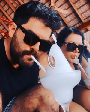 Elísabet Benavent Instagram - Hoy es cumpleaños de uno de los regalos más bonitos que me dio la vida. 
Querido @originalhs91 
Que sigamos recorriendo mundo juntos, probando los mejores margaritas, haciendo el macarra, encontrando lugares donde hacer hogar, emprendiendo aventuras, poniéndonos mascarillas, gritando del susto con películas de miedo, durmiendo la siesta en el sofá, brindando, llorando, haciendo videollamadas y buscando motivos para celebrar la vida.

Eres una de esas personas mágicas, con talento y carisma, divertido sin querer serlo, exagerado como tú solo pero leal y desprendido. Gracias por regalarme una familia en Madrid; gracias por formar parte de la mía en Valencia. Gracias por ser mi hermano, da igual en qué punto del planeta estemos. Gracias por ser el mejor tío gatuno del mundo. 
Te quiero muchísimo y estaré a tu lado SIEMPRE. Para lo bueno, lo malo y lo regulinchi.

Felices 32, hermano.