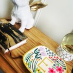 Elísabet Benavent Instagram - AUTOCUIDADO - Organizarte para poder dormir 20 minutos de siesta. Dormir es un placer bueno, bonito y barato. - Compartir tiempo con quien te quiere y te hace bien; a quien quieras y hagas bien. Esto incluye a gatos y perros. - Regalarse flores a una misma. Y quien dice flores dice una maceta con tomillo fresco o un manojo de eucalipto. - Ponerse una mascarilla, buena música y leer. Me encantan los parches para debajo de los ojos. Es como si me quitasen cansancio acumulado. - Cocinar algo bonito, rico y sano. Si yo he podido hacer ratatouille, cualquiera puede. - Bailar y cantar en la cocina; da igual que sea Concha Piquer que Natos y Waor. Tú exprésate. - Pasar tiempo a solas. A veces eres la mejor compañía. - Saber decir “no” sin sentimiento de culpa. No puedo. No me siento bien. No me apetece. No quiero. No sé. - Aprender a gestionar bien el tiempo para ser más productivo… pero saber perderlo con placer y sin remordimientos. Porque eso es vida. - Hacer planes para cumplir deseos y sueños. Los míos casi siempre tienen que ver con París. - Rodearse de cosas bonitas, que nos hacen sonreír, la vida más sencilla, colorida, amable y agradable. Velitas, platitos, bolas de nieve, juguetes varios. - Vestirse, maquillarse, ponerse mona si a una le apetece, aunque sea para ir a comprar. Cualquier día es especial si te da la santa gana. - Darse una ducha larga… pero no demasiado, que hay sequía. - Activar el ocio sano, aquel que te hace aprender, sentirte bien y parte de algo, comprendida. Permitirte emocionarte con cualquier representación artística si es lo que te nace. ¿Por qué estamos empeñados en silenciar las emociones? - Ir a terapia. Siempre y como mejor cuidado. Ir a terapia para poder hablar, para poder decir con la misma libertad “creo que no estoy bien” o “me encuentro genial”. Carrusel de fotos de una semana cualquiera.