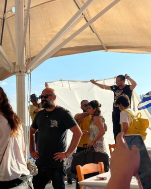 Elísabet Benavent Instagram - ¡¡Es hoy, es hoy, es hoy!!
Es hoy, pero para llegar hasta aquí hemos caminado muchísimo. Hace ya dos años que comenzó a gestarse este proyecto y desde hace ya dos años he ido viendo cumplirse un sueño.
Es la primera vez que participo tan activamente en la adaptación de uno de mis libros y, aunque no tengo ni idea de nada y soy una recién llegada, puedo afirmar que esta experiencia me ha hecho crecer… y no solo profesionalmente.
Quiero dar las gracias a todas las personas que han hecho posible que ‘Un cuento perfecto’ esté hoy en vuestras pantallas.
@concha_estruga sin ti esto hubiera sido imposible.
Gracias a @plano_a_plano en su totalidad (y a César Benítez, David Jareño y Emilio Amaré en concreto). Gracias a @marinaperezb por el mejor guion que hubiera podido soñar. Gracias a @chloewallace_ por materializarlo y hacer que nos enamoremos de ellos en cada plano.
Gracias a Ángel Armada y Laurent Berna por la postproducción y a @_cebrian_renau_aec por una fotografía para morirse de amor. Gracias a @mariatapia2 y @lacortes19 por esos looks siempre perfectos. Gracias a @sergiolh81 y @helen__cast por la peluquería y maquillaje de cuento. Gracias a @yaelbelicha por su maravilloso trabajo.
A todo el equipo (Paula, Antonio, Leticia, Lucía, Chipi… jo, perdonad a los que me dejo, tengo la cabeza para aguantarme las orejas)… GRACIAS.
Por supuesto, GRACIAS al mejor cast del mundo, que han dado vida a los personajes de una manera mágica @nanitita @meeeeeeeel_ @jimmycastro_ @giajons @russianready @meelocotoon @lydia.pavon @marioermito 
Gracias a @netflixes por dar alas a este sueño.

Y, por supuesto, gracias a todas las personas que leísteis ‘Un cuento perfecto’, a las que lo leeréis, a las que veréis la serie, ya sea en un maratón o paladeándola. GRACIAS en mayúsculas, porque esta es la historia de un cuento imperfecto que terminó siendo inmejorable.

No me olvido del mejor compañero de aventuras del mundo: @originalhs91 te quiero, hermano.

Un cuento perfecto, ya disponible en Netflix en 192 países. 

Pd: aún no me creo que sea tan INCREÍBLE!!!! 
Pd: os dejo unas cuantas fotos de los días que pasé en Grecia viendo el inicio del rodaje. Disfruté como una niña.