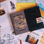 Elísabet Benavent Instagram - De toda la parafernalia alrededor de la Navidad, lo que más me gusta es regalar. Pero hasta a mí, que no estoy bien de la cabeza, que pienso qué comprar en el mes de octubre y que a primeros de diciembre ya lo tengo todo en casa conmigo”, en ocasiones me cuesta encontrar el regalo para esa amiga del alma a la que quieres como a una hermana (o un autorregalo perfecto). Por eso, te traigo una recopilación de cosas que me chiflan, por si te sirve de inspiración. Y, que conste en acta: esto no es una colaboración, solo un puñadito de cosas que he probado y que me gustan. Regalo íntimo: Descubrí mi nueva marca favorita de ropa interior gracias a @dolcecurvy. @lacorsetera ofrece prendas de alta calidad, con tejidos maravillosos, colores variados y tallas para todos los gustos, garantizando comodidad sin sacrificar el estilo. Regalo relax: Recomiendo una experiencia en un Hamman, como el de la calle Atocha en Madrid. Disfruté de piscinas frías y calientes, además de un relajante masaje con aceite de lavanda. La sensación de flotar por la calle después de la visita es inigualable. Regalo interactivo: Dedica tiempo a esa persona especial con un día completo de actividades. Desde un desayuno en @PumPumCafe hasta una visita al Museo del traje (@museodeltraje), seguido de una comida en un lugar como @BumpGreen y cine. Termina con vinos en @elamorhermosobar. Regalo suave: Si no tienes tiempo, regala un tratamiento de belleza en @dulcerespiroestetica. Desde limpiezas de cutis hasta presoterapia y radiofrecuencia, permitirá a tu amiga relajarse mientras cuidan su piel. Regalo hecho a mano: Valorar mucho el tiempo y esfuerzo de artistas, regalando piezas únicas. Recomiendo las creaciones especiales de @moniquilla_oficial, que demuestran dedicación y cariño. Regalo literario: Mi recomendación literaria navideña es "El barco de Teseo" de J.J Abrams (@duomoediciones). Aunque su precio pueda parecer elevado (49 euros), la experiencia de tener dos libros en uno lo convierte en un regalo único y excepcional. Con estas opciones, ¡prepárate para triunfar en tus regalos navideños! #regalos