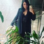 Elísabet Benavent Instagram - Hace unos cuatro años me di cuenta de que la inercia, lo que otros esperaban de mí, las presión por ser lo que querían que fuese… me estaba llevando por delante. No fue fácil, pero fue posible. Un día me levanté y decidí poner toda mi vida patas arriba para encontrarme debajo de tanta expectativa; hoy puedo decir que, a pesar de que la ansiedad aún me atenace el pecho a veces, siento que casi todos los días (todos es imposible) me encanta mi vida tal y como es ahora. Habrá cosas que mejorar, pero eso es solamente acicate para seguir haciéndome preguntas (benditas preguntas que me permitieron volar), seguir poniéndome en duda, seguir aprendiendo. Ha sido un trabajo a jornada completa con sus más y con sus menos, que no siempre ha sido sencillo, pero que ha dado sus frutos y, si me lo preguntas, siento que hay muchas cosas que me ayudaron (y seguirán ayudándome) a encontrar este, mi espacio en el mundo. - Estar sola - Construir mi nido según MIS necesidades y gustos - Eliminar del armario cualquier prenda que ya no me valiese - Volver a cocinar - Preparar las cosas bonitas y con mimo también cuando son para mí sola - La terapia - Saber decir que no en determinadas situaciones/ a determinadas personas - Renombrar de pecho para dentro mi círculo íntimo: quién es MI gente de verdad - Decir "te quiero" - La terapia (again) - Perder el miedo a levantar la mano y pedir ayuda - Obligarme a no hablarme mal; mirarme en el espejo y aceptar que esa soy yo y que estar en mi piel no es un "mientras pierdo peso" - Retomar rutinas sanas levantarme más temprano, acostarme antes, desengancharme un poco del móvil, hacer ejercicio -el que me gusta a mí, no el que me quema más calorías ni define más ni bla bla bla-, comer fruta, dejar de fumar, organizarme la semana los domingos por la noche...) - Recordarme que no soy un súper héroe, que no puedo con todo, que está bien sentir que necesito estar sola después de estar con mucha gente, que no pasa nada si me siento exhausta después de cosas muy buenas para mí, que el mejor plan no es siempre el que está fuera de casa... - Cuidarme para ser buena compañía también para mí misma. Y la lista sigue creciendo.