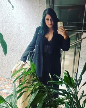 Elísabet Benavent Instagram - Hace unos cuatro años me di cuenta de que la inercia, lo que otros esperaban de mí, las presión por ser lo que querían que fuese… me estaba llevando por delante. No fue fácil, pero fue posible. 
Un día me levanté y decidí poner toda mi vida patas arriba para encontrarme debajo de tanta expectativa; hoy puedo decir que, a pesar de que la ansiedad aún me atenace el pecho a veces, siento que casi todos los días (todos es imposible) me encanta mi vida tal y como es ahora. Habrá cosas que mejorar, pero eso es solamente acicate para seguir haciéndome preguntas (benditas preguntas que me permitieron volar), seguir poniéndome en duda, seguir aprendiendo.
Ha sido un trabajo a jornada completa con sus más y con sus menos, que no siempre ha sido sencillo, pero que ha dado sus frutos y, si me lo preguntas, siento que hay muchas cosas que me ayudaron (y seguirán ayudándome) a encontrar este, mi espacio en el mundo.
- Estar sola
- Construir mi nido según MIS necesidades y gustos
- Eliminar del armario cualquier prenda que ya no me valiese
- Volver a cocinar
- Preparar las cosas bonitas y con mimo también cuando son para mí sola
- La terapia
- Saber decir que no en determinadas situaciones/ a determinadas personas
- Renombrar de pecho para dentro mi círculo íntimo: quién es MI gente de verdad
- Decir "te quiero"
- La terapia (again)
- Perder el miedo a levantar la mano y pedir ayuda
- Obligarme a no hablarme mal; mirarme en el espejo y aceptar que esa soy yo y que estar en mi piel no es un "mientras pierdo peso"
- Retomar rutinas sanas levantarme más temprano, acostarme antes, desengancharme un poco del móvil, hacer ejercicio -el que me gusta a mí, no el que me quema más calorías ni define más ni bla bla bla-, comer fruta, dejar de fumar, organizarme la semana los domingos por la noche...)
- Recordarme que no soy un súper héroe, que no puedo con todo, que está bien sentir que necesito estar sola después de estar con mucha gente, que no pasa nada si me siento exhausta después de cosas muy buenas para mí, que el mejor plan no es siempre el que está fuera de casa...
- Cuidarme para ser buena compañía también para mí misma.
Y la lista sigue creciendo.