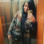 Elísabet Benavent Instagram - Hace unos cuatro años me di cuenta de que la inercia, lo que otros esperaban de mí, las presión por ser lo que querían que fuese… me estaba llevando por delante. No fue fácil, pero fue posible. Un día me levanté y decidí poner toda mi vida patas arriba para encontrarme debajo de tanta expectativa; hoy puedo decir que, a pesar de que la ansiedad aún me atenace el pecho a veces, siento que casi todos los días (todos es imposible) me encanta mi vida tal y como es ahora. Habrá cosas que mejorar, pero eso es solamente acicate para seguir haciéndome preguntas (benditas preguntas que me permitieron volar), seguir poniéndome en duda, seguir aprendiendo. Ha sido un trabajo a jornada completa con sus más y con sus menos, que no siempre ha sido sencillo, pero que ha dado sus frutos y, si me lo preguntas, siento que hay muchas cosas que me ayudaron (y seguirán ayudándome) a encontrar este, mi espacio en el mundo. - Estar sola - Construir mi nido según MIS necesidades y gustos - Eliminar del armario cualquier prenda que ya no me valiese - Volver a cocinar - Preparar las cosas bonitas y con mimo también cuando son para mí sola - La terapia - Saber decir que no en determinadas situaciones/ a determinadas personas - Renombrar de pecho para dentro mi círculo íntimo: quién es MI gente de verdad - Decir "te quiero" - La terapia (again) - Perder el miedo a levantar la mano y pedir ayuda - Obligarme a no hablarme mal; mirarme en el espejo y aceptar que esa soy yo y que estar en mi piel no es un "mientras pierdo peso" - Retomar rutinas sanas levantarme más temprano, acostarme antes, desengancharme un poco del móvil, hacer ejercicio -el que me gusta a mí, no el que me quema más calorías ni define más ni bla bla bla-, comer fruta, dejar de fumar, organizarme la semana los domingos por la noche...) - Recordarme que no soy un súper héroe, que no puedo con todo, que está bien sentir que necesito estar sola después de estar con mucha gente, que no pasa nada si me siento exhausta después de cosas muy buenas para mí, que el mejor plan no es siempre el que está fuera de casa... - Cuidarme para ser buena compañía también para mí misma. Y la lista sigue creciendo.