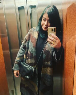Elísabet Benavent Instagram - Hace unos cuatro años me di cuenta de que la inercia, lo que otros esperaban de mí, las presión por ser lo que querían que fuese… me estaba llevando por delante. No fue fácil, pero fue posible. 
Un día me levanté y decidí poner toda mi vida patas arriba para encontrarme debajo de tanta expectativa; hoy puedo decir que, a pesar de que la ansiedad aún me atenace el pecho a veces, siento que casi todos los días (todos es imposible) me encanta mi vida tal y como es ahora. Habrá cosas que mejorar, pero eso es solamente acicate para seguir haciéndome preguntas (benditas preguntas que me permitieron volar), seguir poniéndome en duda, seguir aprendiendo.
Ha sido un trabajo a jornada completa con sus más y con sus menos, que no siempre ha sido sencillo, pero que ha dado sus frutos y, si me lo preguntas, siento que hay muchas cosas que me ayudaron (y seguirán ayudándome) a encontrar este, mi espacio en el mundo.
- Estar sola
- Construir mi nido según MIS necesidades y gustos
- Eliminar del armario cualquier prenda que ya no me valiese
- Volver a cocinar
- Preparar las cosas bonitas y con mimo también cuando son para mí sola
- La terapia
- Saber decir que no en determinadas situaciones/ a determinadas personas
- Renombrar de pecho para dentro mi círculo íntimo: quién es MI gente de verdad
- Decir "te quiero"
- La terapia (again)
- Perder el miedo a levantar la mano y pedir ayuda
- Obligarme a no hablarme mal; mirarme en el espejo y aceptar que esa soy yo y que estar en mi piel no es un "mientras pierdo peso"
- Retomar rutinas sanas levantarme más temprano, acostarme antes, desengancharme un poco del móvil, hacer ejercicio -el que me gusta a mí, no el que me quema más calorías ni define más ni bla bla bla-, comer fruta, dejar de fumar, organizarme la semana los domingos por la noche...)
- Recordarme que no soy un súper héroe, que no puedo con todo, que está bien sentir que necesito estar sola después de estar con mucha gente, que no pasa nada si me siento exhausta después de cosas muy buenas para mí, que el mejor plan no es siempre el que está fuera de casa...
- Cuidarme para ser buena compañía también para mí misma.
Y la lista sigue creciendo.