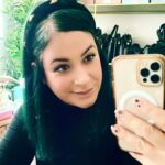 Elísabet Benavent Instagram - Hace unos cuatro años me di cuenta de que la inercia, lo que otros esperaban de mí, las presión por ser lo que querían que fuese… me estaba llevando por delante. No fue fácil, pero fue posible. Un día me levanté y decidí poner toda mi vida patas arriba para encontrarme debajo de tanta expectativa; hoy puedo decir que, a pesar de que la ansiedad aún me atenace el pecho a veces, siento que casi todos los días (todos es imposible) me encanta mi vida tal y como es ahora. Habrá cosas que mejorar, pero eso es solamente acicate para seguir haciéndome preguntas (benditas preguntas que me permitieron volar), seguir poniéndome en duda, seguir aprendiendo. Ha sido un trabajo a jornada completa con sus más y con sus menos, que no siempre ha sido sencillo, pero que ha dado sus frutos y, si me lo preguntas, siento que hay muchas cosas que me ayudaron (y seguirán ayudándome) a encontrar este, mi espacio en el mundo. - Estar sola - Construir mi nido según MIS necesidades y gustos - Eliminar del armario cualquier prenda que ya no me valiese - Volver a cocinar - Preparar las cosas bonitas y con mimo también cuando son para mí sola - La terapia - Saber decir que no en determinadas situaciones/ a determinadas personas - Renombrar de pecho para dentro mi círculo íntimo: quién es MI gente de verdad - Decir "te quiero" - La terapia (again) - Perder el miedo a levantar la mano y pedir ayuda - Obligarme a no hablarme mal; mirarme en el espejo y aceptar que esa soy yo y que estar en mi piel no es un "mientras pierdo peso" - Retomar rutinas sanas levantarme más temprano, acostarme antes, desengancharme un poco del móvil, hacer ejercicio -el que me gusta a mí, no el que me quema más calorías ni define más ni bla bla bla-, comer fruta, dejar de fumar, organizarme la semana los domingos por la noche...) - Recordarme que no soy un súper héroe, que no puedo con todo, que está bien sentir que necesito estar sola después de estar con mucha gente, que no pasa nada si me siento exhausta después de cosas muy buenas para mí, que el mejor plan no es siempre el que está fuera de casa... - Cuidarme para ser buena compañía también para mí misma. Y la lista sigue creciendo.