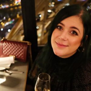 Elísabet Benavent Instagram - Mis últimas fotos con el pelo verde. Últimos días en París. Paseos, Jules Verne, tiendas, suelos y un codo roto.
Vuelta a Madrid y la paz del hogar que se intensifica un domingo por la tarde.