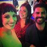 Elísabet Benavent Instagram - Hace unos cuatro años me di cuenta de que la inercia, lo que otros esperaban de mí, las presión por ser lo que querían que fuese… me estaba llevando por delante. No fue fácil, pero fue posible. Un día me levanté y decidí poner toda mi vida patas arriba para encontrarme debajo de tanta expectativa; hoy puedo decir que, a pesar de que la ansiedad aún me atenace el pecho a veces, siento que casi todos los días (todos es imposible) me encanta mi vida tal y como es ahora. Habrá cosas que mejorar, pero eso es solamente acicate para seguir haciéndome preguntas (benditas preguntas que me permitieron volar), seguir poniéndome en duda, seguir aprendiendo. Ha sido un trabajo a jornada completa con sus más y con sus menos, que no siempre ha sido sencillo, pero que ha dado sus frutos y, si me lo preguntas, siento que hay muchas cosas que me ayudaron (y seguirán ayudándome) a encontrar este, mi espacio en el mundo. - Estar sola - Construir mi nido según MIS necesidades y gustos - Eliminar del armario cualquier prenda que ya no me valiese - Volver a cocinar - Preparar las cosas bonitas y con mimo también cuando son para mí sola - La terapia - Saber decir que no en determinadas situaciones/ a determinadas personas - Renombrar de pecho para dentro mi círculo íntimo: quién es MI gente de verdad - Decir "te quiero" - La terapia (again) - Perder el miedo a levantar la mano y pedir ayuda - Obligarme a no hablarme mal; mirarme en el espejo y aceptar que esa soy yo y que estar en mi piel no es un "mientras pierdo peso" - Retomar rutinas sanas levantarme más temprano, acostarme antes, desengancharme un poco del móvil, hacer ejercicio -el que me gusta a mí, no el que me quema más calorías ni define más ni bla bla bla-, comer fruta, dejar de fumar, organizarme la semana los domingos por la noche...) - Recordarme que no soy un súper héroe, que no puedo con todo, que está bien sentir que necesito estar sola después de estar con mucha gente, que no pasa nada si me siento exhausta después de cosas muy buenas para mí, que el mejor plan no es siempre el que está fuera de casa... - Cuidarme para ser buena compañía también para mí misma. Y la lista sigue creciendo.