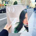 Elísabet Benavent Instagram - Nunca pensé que sería portada de una revista. Por muchos motivos, además. Odio las sesiones de fotos (me hacen sentir terriblemente insegura), soy de naturaleza tímida y no tengo un cuerpo normativo de los que lucen las mujeres en las cubiertas de las publicaciones. Por eso mismo, cuando me ofrecieron esta oportunidad, no pude decir que no: porque el mundo está cambiando y hay que llevar la diversidad corporal allá donde se pueda. Porque a mí yo de 14 años le hubiera encantado ver a una persona con una talla como la mía pudiendo protagonizar una portada. He cumplido un sueño que no sabía ni que tenía. Y no solo por esta portada increíble, sino por el maravilloso reportaje que esconde su interior. La experiencia fue un lujo difícilmente explicable con palabras, pero sí con una sonrisa. Gracias por darme estas alas. Gracias @yodona @felixvaliente @anaisibanez_ @carmendejuan @ana_nunez_milara @marmunizruiz y el resto del equipo que hizo posible esta oportunidad. ❤️ Pd: foto de mi querida @johannacalderon_design de la que también llevé orgullosa alguna prenda en la sesión