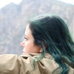 Elísabet Benavent Instagram - Fui un país en ruinas. Fui un lugar inhabitable incluso para mí. Así que me fabriqué un pasaporte con el que hacer que el tiempo y el espacio se convirtieran en el mismo borrón que dibujan los postes de teléfono cuando viajas en tren. Pero mi país era pequeño y me recorrí entera antes de lo esperado, así que me senté en el andén a esperar que llegase ayuda desde las fronteras. Y lo que vi no me gustó, ni hacia fuera ni hacia dentro. Y me cansé. Armada con más voluntad que fuerza puse en orden los destrozos, barrí las calles, encendí el alumbrado, coloqué de nuevo el cristal en todas las ventanas que estallaron en mí y, con el trabajo terminado, me senté, crucé las piernas y con un suspiro pensé: ahora sí. Pero ahora no. Porque llegaste tú. Y de pronto el cielo no estaba donde yo lo había colocado, el mes de septiembre duró 203 días y un suspiro (todo a la vez) y cuando quise darme cuenta ya no fumaba y me preocupaba la vida sana. Llegaste tú, y ahora en el país que soy suena música a todas horas y no sé dónde están los altavoces, porque me tiembla el pecho. ¿O es que volvió a latir? Llegaste tú, y llegaron los besos con el paraguas y los ojos cerrados, sin importar la lluvia, los cepillos del pelo y de dientes, el pijama, el cajón vacío, la muda, tus libros, los míos y las series que no puedo ver si no estás conmigo. Y perdí el reloj. Ahora ya no sé por qué parece que ha pasado un siglo desde que fui ruina ni por qué todo ha pasado tan rápido. Como los miedos, que también llegaron contigo, pero no de tu mano. Esos los puse yo. Miedo a que te vayas. A estropearlo. A que se muera solo. A que estemos locos de maneras diferentes. Y ya no habrá paz para este país pequeño que se pasa los días en fiesta, temiendo ese momento del domingo en que se cierra la puerta y vuelve el silencio. Ese momento, condensado, pequeño pero denso, antes de que mi vida retome el ritmo, cuando solo te echo de menos. Ahora, tumbada en el sofá con un libro en el regazo estoy triste porque es domingo, pero sonrío. Sonrío porque me ha dado por pensar que siempre fui un país caótico y pequeño, pero nunca nadie me hizo tantas fotos.