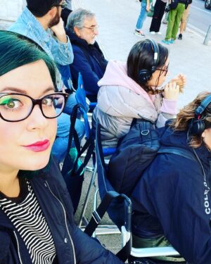 Elísabet Benavent Instagram - ¡¡Es hoy, es hoy, es hoy!!
Es hoy, pero para llegar hasta aquí hemos caminado muchísimo. Hace ya dos años que comenzó a gestarse este proyecto y desde hace ya dos años he ido viendo cumplirse un sueño.
Es la primera vez que participo tan activamente en la adaptación de uno de mis libros y, aunque no tengo ni idea de nada y soy una recién llegada, puedo afirmar que esta experiencia me ha hecho crecer… y no solo profesionalmente.
Quiero dar las gracias a todas las personas que han hecho posible que ‘Un cuento perfecto’ esté hoy en vuestras pantallas.
@concha_estruga sin ti esto hubiera sido imposible.
Gracias a @plano_a_plano en su totalidad (y a César Benítez, David Jareño y Emilio Amaré en concreto). Gracias a @marinaperezb por el mejor guion que hubiera podido soñar. Gracias a @chloewallace_ por materializarlo y hacer que nos enamoremos de ellos en cada plano.
Gracias a Ángel Armada y Laurent Berna por la postproducción y a @_cebrian_renau_aec por una fotografía para morirse de amor. Gracias a @mariatapia2 y @lacortes19 por esos looks siempre perfectos. Gracias a @sergiolh81 y @helen__cast por la peluquería y maquillaje de cuento. Gracias a @yaelbelicha por su maravilloso trabajo.
A todo el equipo (Paula, Antonio, Leticia, Lucía, Chipi… jo, perdonad a los que me dejo, tengo la cabeza para aguantarme las orejas)… GRACIAS.
Por supuesto, GRACIAS al mejor cast del mundo, que han dado vida a los personajes de una manera mágica @nanitita @meeeeeeeel_ @jimmycastro_ @giajons @russianready @meelocotoon @lydia.pavon @marioermito 
Gracias a @netflixes por dar alas a este sueño.

Y, por supuesto, gracias a todas las personas que leísteis ‘Un cuento perfecto’, a las que lo leeréis, a las que veréis la serie, ya sea en un maratón o paladeándola. GRACIAS en mayúsculas, porque esta es la historia de un cuento imperfecto que terminó siendo inmejorable.

No me olvido del mejor compañero de aventuras del mundo: @originalhs91 te quiero, hermano.

Un cuento perfecto, ya disponible en Netflix en 192 países. 

Pd: aún no me creo que sea tan INCREÍBLE!!!! 
Pd: os dejo unas cuantas fotos de los días que pasé en Grecia viendo el inicio del rodaje. Disfruté como una niña.