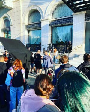 Elísabet Benavent Instagram - ¡¡Es hoy, es hoy, es hoy!!
Es hoy, pero para llegar hasta aquí hemos caminado muchísimo. Hace ya dos años que comenzó a gestarse este proyecto y desde hace ya dos años he ido viendo cumplirse un sueño.
Es la primera vez que participo tan activamente en la adaptación de uno de mis libros y, aunque no tengo ni idea de nada y soy una recién llegada, puedo afirmar que esta experiencia me ha hecho crecer… y no solo profesionalmente.
Quiero dar las gracias a todas las personas que han hecho posible que ‘Un cuento perfecto’ esté hoy en vuestras pantallas.
@concha_estruga sin ti esto hubiera sido imposible.
Gracias a @plano_a_plano en su totalidad (y a César Benítez, David Jareño y Emilio Amaré en concreto). Gracias a @marinaperezb por el mejor guion que hubiera podido soñar. Gracias a @chloewallace_ por materializarlo y hacer que nos enamoremos de ellos en cada plano.
Gracias a Ángel Armada y Laurent Berna por la postproducción y a @_cebrian_renau_aec por una fotografía para morirse de amor. Gracias a @mariatapia2 y @lacortes19 por esos looks siempre perfectos. Gracias a @sergiolh81 y @helen__cast por la peluquería y maquillaje de cuento. Gracias a @yaelbelicha por su maravilloso trabajo.
A todo el equipo (Paula, Antonio, Leticia, Lucía, Chipi… jo, perdonad a los que me dejo, tengo la cabeza para aguantarme las orejas)… GRACIAS.
Por supuesto, GRACIAS al mejor cast del mundo, que han dado vida a los personajes de una manera mágica @nanitita @meeeeeeeel_ @jimmycastro_ @giajons @russianready @meelocotoon @lydia.pavon @marioermito 
Gracias a @netflixes por dar alas a este sueño.

Y, por supuesto, gracias a todas las personas que leísteis ‘Un cuento perfecto’, a las que lo leeréis, a las que veréis la serie, ya sea en un maratón o paladeándola. GRACIAS en mayúsculas, porque esta es la historia de un cuento imperfecto que terminó siendo inmejorable.

No me olvido del mejor compañero de aventuras del mundo: @originalhs91 te quiero, hermano.

Un cuento perfecto, ya disponible en Netflix en 192 países. 

Pd: aún no me creo que sea tan INCREÍBLE!!!! 
Pd: os dejo unas cuantas fotos de los días que pasé en Grecia viendo el inicio del rodaje. Disfruté como una niña.