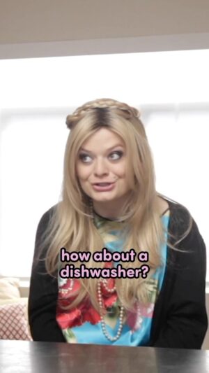 Elaine Carroll Instagram - very mary-kate classic: “dishwasher” 🧽
.
#comedy #funny #verymarykate #olsentwins #appliances #richlife