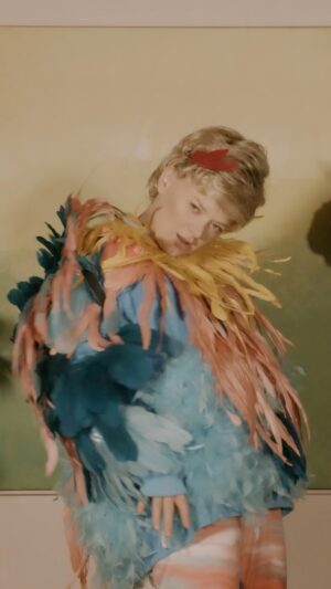 Elaine Carroll Instagram - sexy bird 🦜🔥 
(shot and edited by @samreich)
.
.
.
#comedy #funny #exoticbird #birdwatching #planetearth