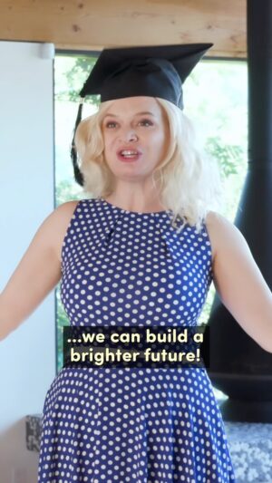 Elaine Carroll Instagram - it’s your neighbor reece witherspoon (part 3) 🎓 #sketchcomedy #funny #impressions #celebrity #reece