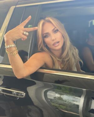 Elaine Goldsmith-Thomas Instagram - Happy birthday @jlo.  Hard to make foot prints where most people have never gone- honored to follow in yours or given my big bunioned feet beside…
Thank you for being a guiding light, a shoulder to lean on, and the one constant in a sea of change. 
Could not love you more my girl.
#thefamilywemake
