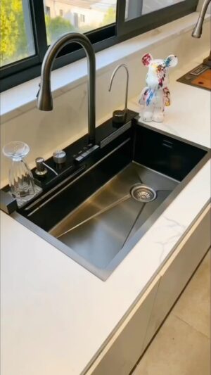 Elaine Goldsmith-Thomas Instagram - Mesmerized by this sink…you’re welcome