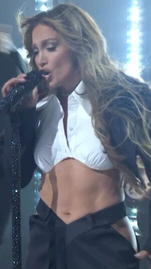 Elaine Goldsmith-Thomas Instagram - #cantgetenough of @jlo on @nbcsnl 
Wait until you see what’s dropping February 16.  #amazonprime