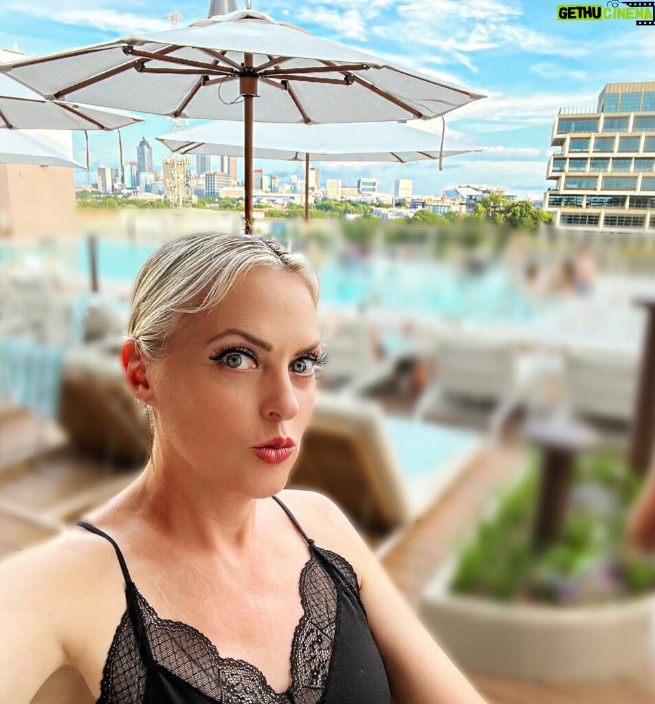 Elaine Hendrix Instagram - The summer isn’t complete without an umbrella sticking out of your head. 🏖