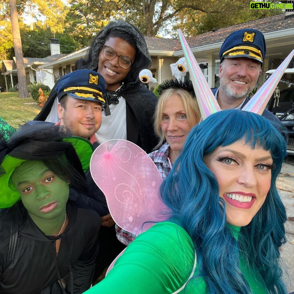 Elaine Hendrix Instagram - It was a thing. 👽🧚🏼🦋🧟‍♂️🛳