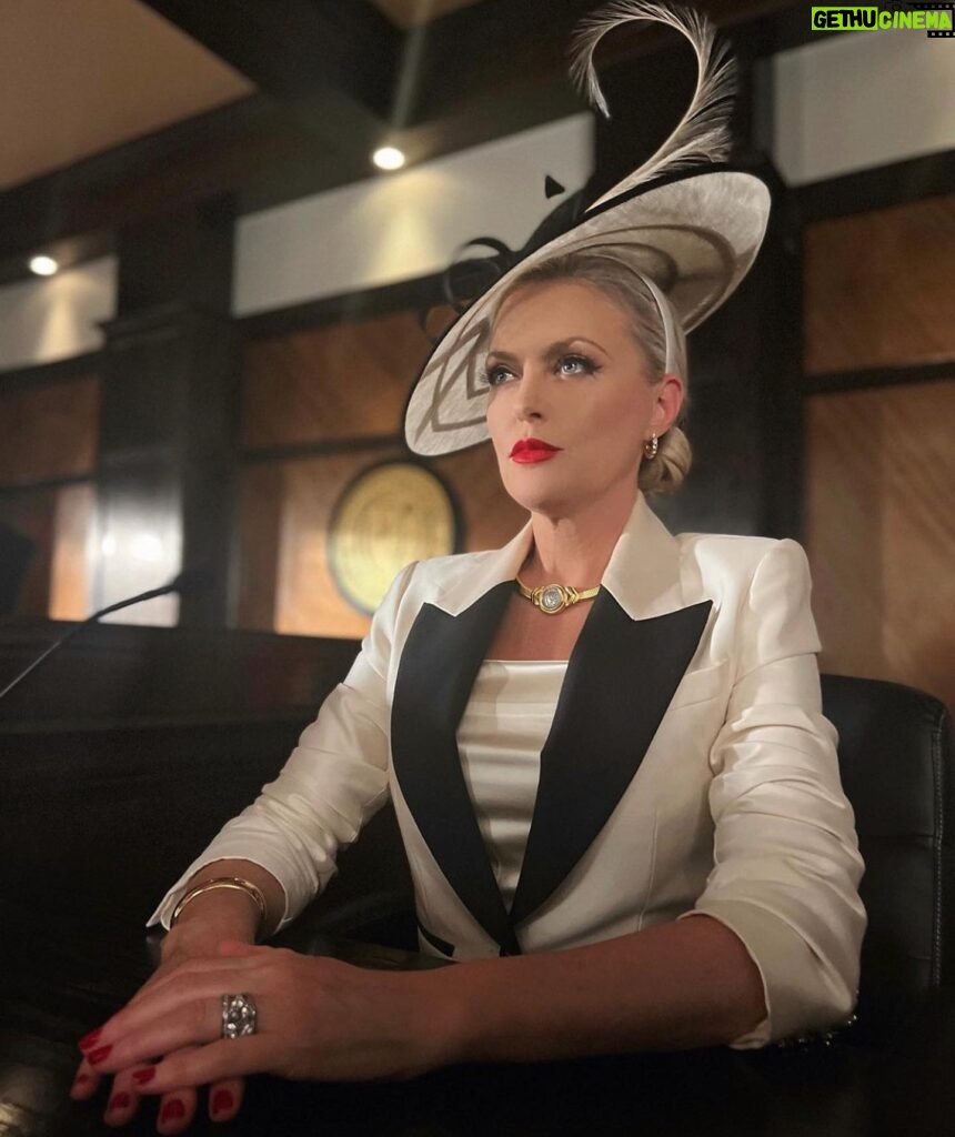 Elaine Hendrix Instagram - Attitude is in session. TONIGHT 🖤🤍 #dynasty