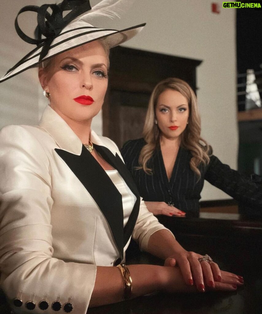 Elaine Hendrix Instagram - Attitude is in session. TONIGHT 🖤🤍 #dynasty