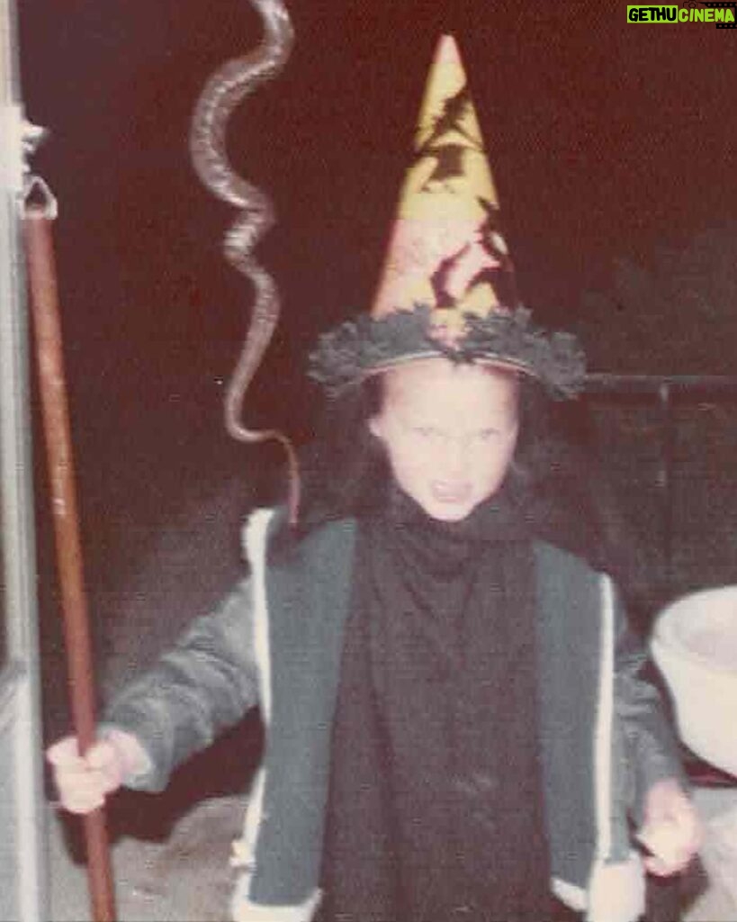 Elaine Hendrix Instagram - I have always loved Halloween & dressing up for it. Traditionally I make my costumes just to be creative & have fun. Can’t wait to see yours. Be safe out there y’all! 🎃💀🤠👹👻🤡🥸👽😈🐺 #halloween #happyhalloween #dressup #costumes #mondaymemories #memorymonday