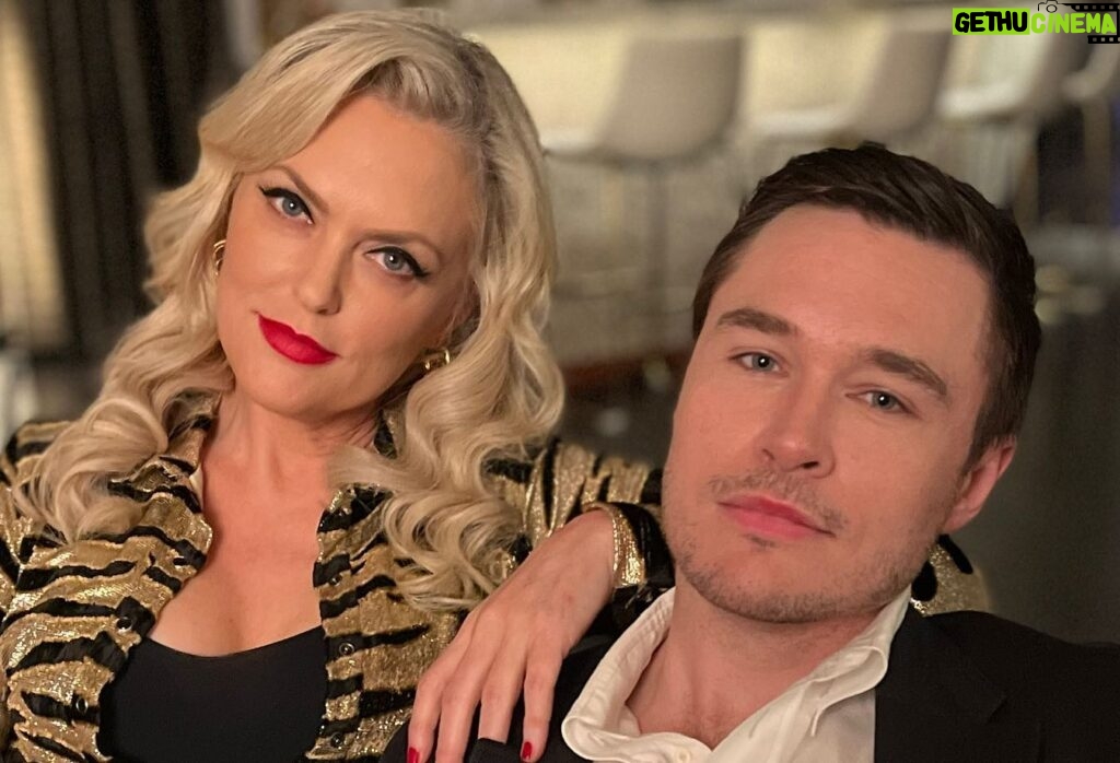 Elaine Hendrix Instagram - DYNASTY S5 is officially on #Netflix today. It was a wild, wonderful ride I am grateful for every single day. I love these people as well as all those behind these scenes not pictured here. Thank you to the village it took to bring this to life: cast, crew, writers, producers, directors, executives, CBS, The CW, Netflix and, of course, the fans. So much love to you all. 💎🖤💋 xo Alexis Morell Carrington Colby Dexter #Dynasty