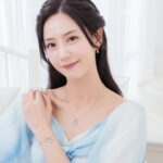 Elaine Ho Instagram - 你們是狗派🐶還是貓派🐱？ 大家都知道我是Lufa的媽媽（超狗派） 其實我也曾經養過一隻白貓唷～（貓派也是我） 所以這個問題我真的選不出來！！ 既然選不出來 那只好都擁有吧🤩 迪士尼控千萬不能錯過！ 7-11與魯斯佛、瑪麗貓、娜娜狗 推出的萌寵派對系列，讓狗派貓派一次滿足🎉 多樣實用的限定周邊 不管是辦公室或者家裡 都能有超萌的貓貓狗狗陪伴 看到心都融化了、療癒感滿分💯 迪士尼鐵粉們快記下來 🔺5/29 15:00-6/9 快閃購 就到7-11門市把這些小可愛們一起帶回家吧(⁎⁍̴̛ᴗ⁍̴̛⁎) @7eleventw #7ELEVEN #迪士尼 #disney #超商開箱 #萌寵派對 #魯斯佛 #Lucifer