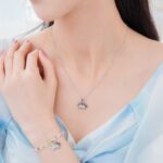 Elaine Ho Instagram - 你們是狗派🐶還是貓派🐱？ 大家都知道我是Lufa的媽媽（超狗派） 其實我也曾經養過一隻白貓唷～（貓派也是我） 所以這個問題我真的選不出來！！ 既然選不出來 那只好都擁有吧🤩 迪士尼控千萬不能錯過！ 7-11與魯斯佛、瑪麗貓、娜娜狗 推出的萌寵派對系列，讓狗派貓派一次滿足🎉 多樣實用的限定周邊 不管是辦公室或者家裡 都能有超萌的貓貓狗狗陪伴 看到心都融化了、療癒感滿分💯 迪士尼鐵粉們快記下來 🔺5/29 15:00-6/9 快閃購 就到7-11門市把這些小可愛們一起帶回家吧(⁎⁍̴̛ᴗ⁍̴̛⁎) @7eleventw #7ELEVEN #迪士尼 #disney #超商開箱 #萌寵派對 #魯斯佛 #Lucifer
