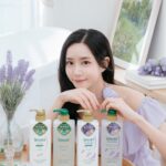 Elaine Ho Instagram - 想要蓬鬆髮就不能錯過它！ 常常聽很多細軟髮的朋友 跟我抱怨頭頂超塌、頭髮還容易出油 顯得臉很大、很沒精神😣 早上做好髮型出門 沒過幾個小時就被「打回原形」 ʚ̴̶̷.ʚ̴̶̷̥̀ 朋友有難 當然要拿出我的法寶✨ 「蒂沐蝶洗護髮系列」🧴來拯救他們 蒂沐蝶洗護髮系列是日本生產 並含有歐洲有機認證綠茶萃取物 無添加矽靈、和成著色劑及Parabens防腐劑 洗起來也相當安心👍🏻 質地較為濃稠、呈現透明色 我自己很喜歡薰衣草的清香 不會讓人覺得是不舒服的香精味 洗起來十分舒壓、放鬆⚗︎·̫⚗︎ 加一點水搓揉片刻 泡沫就會非常綿密 清潔力也很優秀🥳 護髮乳也能有效修復髮絲但不會太過滋潤 一切都恰到好處>ᴗ<✧ 而且吹完頭髮後是肉眼可見的蓬鬆起來 就像空氣注入髮絲般 柔順又帶有光澤(๑˃́ꇴ˂̀๑) 蓬鬆感持續一整天都沒有問題！ 如果你是扁塌髮、油頭人 一定要試試看蒂沐蝶的洗護系列❤️ 【Timotei 蒂沐蝶】日本植萃 洗髮精/護髮乳 500gx3入（多款任選）【598元】 更多詳情🔎 https://momo.dm/FURnUU 線下購買去寶雅也都買的到唷～ @timotei.tw #蒂沐蝶#Timotei#薰衣草豐盈植萃洗髪精#薰衣草豐盈植萃護髮乳#髪の呼吸