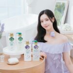 Elaine Ho Instagram - 想要蓬鬆髮就不能錯過它！ 常常聽很多細軟髮的朋友 跟我抱怨頭頂超塌、頭髮還容易出油 顯得臉很大、很沒精神😣 早上做好髮型出門 沒過幾個小時就被「打回原形」 ʚ̴̶̷.ʚ̴̶̷̥̀ 朋友有難 當然要拿出我的法寶✨ 「蒂沐蝶洗護髮系列」🧴來拯救他們 蒂沐蝶洗護髮系列是日本生產 並含有歐洲有機認證綠茶萃取物 無添加矽靈、和成著色劑及Parabens防腐劑 洗起來也相當安心👍🏻 質地較為濃稠、呈現透明色 我自己很喜歡薰衣草的清香 不會讓人覺得是不舒服的香精味 洗起來十分舒壓、放鬆⚗︎·̫⚗︎ 加一點水搓揉片刻 泡沫就會非常綿密 清潔力也很優秀🥳 護髮乳也能有效修復髮絲但不會太過滋潤 一切都恰到好處>ᴗ<✧ 而且吹完頭髮後是肉眼可見的蓬鬆起來 就像空氣注入髮絲般 柔順又帶有光澤(๑˃́ꇴ˂̀๑) 蓬鬆感持續一整天都沒有問題！ 如果你是扁塌髮、油頭人 一定要試試看蒂沐蝶的洗護系列❤️ 【Timotei 蒂沐蝶】日本植萃 洗髮精/護髮乳 500gx3入（多款任選）【598元】 更多詳情🔎 https://momo.dm/FURnUU 線下購買去寶雅也都買的到唷～ @timotei.tw #蒂沐蝶#Timotei#薰衣草豐盈植萃洗髪精#薰衣草豐盈植萃護髮乳#髪の呼吸