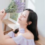Elaine Ho Instagram - 想要蓬鬆髮就不能錯過它！ 常常聽很多細軟髮的朋友 跟我抱怨頭頂超塌、頭髮還容易出油 顯得臉很大、很沒精神😣 早上做好髮型出門 沒過幾個小時就被「打回原形」 ʚ̴̶̷.ʚ̴̶̷̥̀ 朋友有難 當然要拿出我的法寶✨ 「蒂沐蝶洗護髮系列」🧴來拯救他們 蒂沐蝶洗護髮系列是日本生產 並含有歐洲有機認證綠茶萃取物 無添加矽靈、和成著色劑及Parabens防腐劑 洗起來也相當安心👍🏻 質地較為濃稠、呈現透明色 我自己很喜歡薰衣草的清香 不會讓人覺得是不舒服的香精味 洗起來十分舒壓、放鬆⚗︎·̫⚗︎ 加一點水搓揉片刻 泡沫就會非常綿密 清潔力也很優秀🥳 護髮乳也能有效修復髮絲但不會太過滋潤 一切都恰到好處>ᴗ<✧ 而且吹完頭髮後是肉眼可見的蓬鬆起來 就像空氣注入髮絲般 柔順又帶有光澤(๑˃́ꇴ˂̀๑) 蓬鬆感持續一整天都沒有問題！ 如果你是扁塌髮、油頭人 一定要試試看蒂沐蝶的洗護系列❤️ 【Timotei 蒂沐蝶】日本植萃 洗髮精/護髮乳 500gx3入（多款任選）【598元】 更多詳情🔎 https://momo.dm/FURnUU 線下購買去寶雅也都買的到唷～ @timotei.tw #蒂沐蝶#Timotei#薰衣草豐盈植萃洗髪精#薰衣草豐盈植萃護髮乳#髪の呼吸