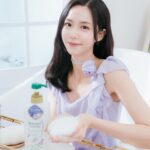 Elaine Ho Instagram - 想要蓬鬆髮就不能錯過它！ 常常聽很多細軟髮的朋友 跟我抱怨頭頂超塌、頭髮還容易出油 顯得臉很大、很沒精神😣 早上做好髮型出門 沒過幾個小時就被「打回原形」 ʚ̴̶̷.ʚ̴̶̷̥̀ 朋友有難 當然要拿出我的法寶✨ 「蒂沐蝶洗護髮系列」🧴來拯救他們 蒂沐蝶洗護髮系列是日本生產 並含有歐洲有機認證綠茶萃取物 無添加矽靈、和成著色劑及Parabens防腐劑 洗起來也相當安心👍🏻 質地較為濃稠、呈現透明色 我自己很喜歡薰衣草的清香 不會讓人覺得是不舒服的香精味 洗起來十分舒壓、放鬆⚗︎·̫⚗︎ 加一點水搓揉片刻 泡沫就會非常綿密 清潔力也很優秀🥳 護髮乳也能有效修復髮絲但不會太過滋潤 一切都恰到好處>ᴗ<✧ 而且吹完頭髮後是肉眼可見的蓬鬆起來 就像空氣注入髮絲般 柔順又帶有光澤(๑˃́ꇴ˂̀๑) 蓬鬆感持續一整天都沒有問題！ 如果你是扁塌髮、油頭人 一定要試試看蒂沐蝶的洗護系列❤️ 【Timotei 蒂沐蝶】日本植萃 洗髮精/護髮乳 500gx3入（多款任選）【598元】 更多詳情🔎 https://momo.dm/FURnUU 線下購買去寶雅也都買的到唷～ @timotei.tw #蒂沐蝶#Timotei#薰衣草豐盈植萃洗髪精#薰衣草豐盈植萃護髮乳#髪の呼吸