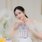 Elaine Ho Instagram - 夏天要到囉☀️ 容易流汗的我，水分流失總是特別快 這時候適時的補充水分超級重要•͈౿•͈ 來自法國阿爾卑斯山、水源純淨的 「evian 依雲天然礦泉水」✨ 便成為我補充水分的首選 他含有天然礦物質、口感絲滑清爽 對水很挑剔的我完全被它征服₊⁺♡₊⁺ 不管是工作間隙、運動過程、出遊或是聚餐 它都已經成為我不可或缺的好夥伴 也終於養成了隨時隨地都要喝水的習慣！ 夏日午後的點心 水果🥯🍋 搭配著evian 依雲天然礦泉水 沁涼又解渴！真的非常享受～ (๑˃́ꇴ˂̀๑) 從今天起也來培養喝水的習慣吧！ 讓我們一起享受優質的evian 依雲天然礦泉水🩵 🎁抽獎活動 3/15-5/15，只要單筆購買法國evian依雲天然礦泉水系列商品任二瓶，到官方活動網站登錄發票號碼，就有機會抽中「新光三越禮卷2萬元」（共10名） 📍4/1~4/30消費滿2,800 元還送瑜珈滾輪唷！ 詳情🔎https://evian2024.83811.tw/ @evianwater @titlist.co #liveyoung #evian #eviantw
