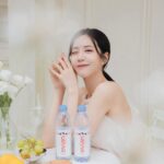 Elaine Ho Instagram - 夏天要到囉☀️ 容易流汗的我，水分流失總是特別快 這時候適時的補充水分超級重要•͈౿•͈ 來自法國阿爾卑斯山、水源純淨的 「evian 依雲天然礦泉水」✨ 便成為我補充水分的首選 他含有天然礦物質、口感絲滑清爽 對水很挑剔的我完全被它征服₊⁺♡₊⁺ 不管是工作間隙、運動過程、出遊或是聚餐 它都已經成為我不可或缺的好夥伴 也終於養成了隨時隨地都要喝水的習慣！ 夏日午後的點心 水果🥯🍋 搭配著evian 依雲天然礦泉水 沁涼又解渴！真的非常享受～ (๑˃́ꇴ˂̀๑) 從今天起也來培養喝水的習慣吧！ 讓我們一起享受優質的evian 依雲天然礦泉水🩵 🎁抽獎活動 3/15-5/15，只要單筆購買法國evian依雲天然礦泉水系列商品任二瓶，到官方活動網站登錄發票號碼，就有機會抽中「新光三越禮卷2萬元」（共10名） 📍4/1~4/30消費滿2,800 元還送瑜珈滾輪唷！ 詳情🔎https://evian2024.83811.tw/ @evianwater @titlist.co #liveyoung #evian #eviantw