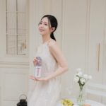 Elaine Ho Instagram - 夏天要到囉☀️ 容易流汗的我，水分流失總是特別快 這時候適時的補充水分超級重要•͈౿•͈ 來自法國阿爾卑斯山、水源純淨的 「evian 依雲天然礦泉水」✨ 便成為我補充水分的首選 他含有天然礦物質、口感絲滑清爽 對水很挑剔的我完全被它征服₊⁺♡₊⁺ 不管是工作間隙、運動過程、出遊或是聚餐 它都已經成為我不可或缺的好夥伴 也終於養成了隨時隨地都要喝水的習慣！ 夏日午後的點心 水果🥯🍋 搭配著evian 依雲天然礦泉水 沁涼又解渴！真的非常享受～ (๑˃́ꇴ˂̀๑) 從今天起也來培養喝水的習慣吧！ 讓我們一起享受優質的evian 依雲天然礦泉水🩵 🎁抽獎活動 3/15-5/15，只要單筆購買法國evian依雲天然礦泉水系列商品任二瓶，到官方活動網站登錄發票號碼，就有機會抽中「新光三越禮卷2萬元」（共10名） 📍4/1~4/30消費滿2,800 元還送瑜珈滾輪唷！ 詳情🔎https://evian2024.83811.tw/ @evianwater @titlist.co #liveyoung #evian #eviantw