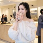 Elaine Ho Instagram - 今天你們說什麼 我都會說我願意 •‿• ♡ outfit/ @greenpea_tw