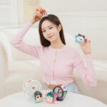 Elaine Ho Instagram - 大家好～我是野原美荳٩꒰｡•◡•｡꒱۶ 我兒子這次沒出問題 他是要推出新的集點活動啦🥳 日本經典動漫「蠟筆小新」&知名電視劇「超級戰隊（系列）」合體囉😍 🔺4/2 下午三點起 7-ELEVEN推出— 「蠟筆小新 x 超級戰隊可愛變身快閃購」活動 有超過60款全新限定周邊商品 適配外出、辦公、居家、寵物四大生活情境✨ 春日部防衛隊的小英雄們 也換上量身打造、繽紛色彩的超級戰隊戰服 可愛、俏皮又英勇💪🏻 鐵粉們快設定好鬧鐘⏰ 準時到7-ELEVEN一起體驗「蠟筆小新 x 超級戰隊」 帶來充滿童趣的勇敢冒險之旅吧⚔️ 活動詳情請看>> https://www.7-11.com.tw/event/24tomandjerry/crayonsuper.aspx #7eleventw#蠟筆小新#野原新之助#小七#3C#存錢筒 @7eleventw