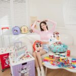 Elaine Ho Instagram - 大家好～我是野原美荳٩꒰｡•◡•｡꒱۶ 我兒子這次沒出問題 他是要推出新的集點活動啦🥳 日本經典動漫「蠟筆小新」&知名電視劇「超級戰隊（系列）」合體囉😍 🔺4/2 下午三點起 7-ELEVEN推出— 「蠟筆小新 x 超級戰隊可愛變身快閃購」活動 有超過60款全新限定周邊商品 適配外出、辦公、居家、寵物四大生活情境✨ 春日部防衛隊的小英雄們 也換上量身打造、繽紛色彩的超級戰隊戰服 可愛、俏皮又英勇💪🏻 鐵粉們快設定好鬧鐘⏰ 準時到7-ELEVEN一起體驗「蠟筆小新 x 超級戰隊」 帶來充滿童趣的勇敢冒險之旅吧⚔️ 活動詳情請看>> https://www.7-11.com.tw/event/24tomandjerry/crayonsuper.aspx #7eleventw#蠟筆小新#野原新之助#小七#3C#存錢筒 @7eleventw