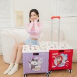 Elaine Ho Instagram - 大家好～我是野原美荳٩꒰｡•◡•｡꒱۶ 我兒子這次沒出問題 他是要推出新的集點活動啦🥳 日本經典動漫「蠟筆小新」&知名電視劇「超級戰隊（系列）」合體囉😍 🔺4/2 下午三點起 7-ELEVEN推出— 「蠟筆小新 x 超級戰隊可愛變身快閃購」活動 有超過60款全新限定周邊商品 適配外出、辦公、居家、寵物四大生活情境✨ 春日部防衛隊的小英雄們 也換上量身打造、繽紛色彩的超級戰隊戰服 可愛、俏皮又英勇💪🏻 鐵粉們快設定好鬧鐘⏰ 準時到7-ELEVEN一起體驗「蠟筆小新 x 超級戰隊」 帶來充滿童趣的勇敢冒險之旅吧⚔️ 活動詳情請看>> https://www.7-11.com.tw/event/24tomandjerry/crayonsuper.aspx #7eleventw#蠟筆小新#野原新之助#小七#3C#存錢筒 @7eleventw