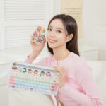 Elaine Ho Instagram - 大家好～我是野原美荳٩꒰｡•◡•｡꒱۶ 我兒子這次沒出問題 他是要推出新的集點活動啦🥳 日本經典動漫「蠟筆小新」&知名電視劇「超級戰隊（系列）」合體囉😍 🔺4/2 下午三點起 7-ELEVEN推出— 「蠟筆小新 x 超級戰隊可愛變身快閃購」活動 有超過60款全新限定周邊商品 適配外出、辦公、居家、寵物四大生活情境✨ 春日部防衛隊的小英雄們 也換上量身打造、繽紛色彩的超級戰隊戰服 可愛、俏皮又英勇💪🏻 鐵粉們快設定好鬧鐘⏰ 準時到7-ELEVEN一起體驗「蠟筆小新 x 超級戰隊」 帶來充滿童趣的勇敢冒險之旅吧⚔️ 活動詳情請看>> https://www.7-11.com.tw/event/24tomandjerry/crayonsuper.aspx #7eleventw#蠟筆小新#野原新之助#小七#3C#存錢筒 @7eleventw