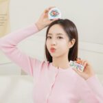 Elaine Ho Instagram - 大家好～我是野原美荳٩꒰｡•◡•｡꒱۶ 我兒子這次沒出問題 他是要推出新的集點活動啦🥳 日本經典動漫「蠟筆小新」&知名電視劇「超級戰隊（系列）」合體囉😍 🔺4/2 下午三點起 7-ELEVEN推出— 「蠟筆小新 x 超級戰隊可愛變身快閃購」活動 有超過60款全新限定周邊商品 適配外出、辦公、居家、寵物四大生活情境✨ 春日部防衛隊的小英雄們 也換上量身打造、繽紛色彩的超級戰隊戰服 可愛、俏皮又英勇💪🏻 鐵粉們快設定好鬧鐘⏰ 準時到7-ELEVEN一起體驗「蠟筆小新 x 超級戰隊」 帶來充滿童趣的勇敢冒險之旅吧⚔️ 活動詳情請看>> https://www.7-11.com.tw/event/24tomandjerry/crayonsuper.aspx #7eleventw#蠟筆小新#野原新之助#小七#3C#存錢筒 @7eleventw
