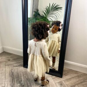 Elarica Johnson Instagram - LOVE WHO YOU ARE 🤎

My God daughter always giving me lessons in love

❤

Just passing on the 2year old wisdom.