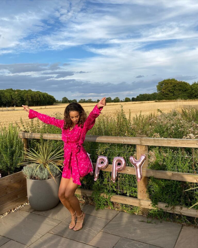 Elarica Johnson Instagram - BIRTHDAY HAPPINESS 💗 I can’t say it enough. I couldn’t be more grateful. This world, My world and all the wonderful people in it. Thank you for all the love. ANOTHER YEAR! It’s my birthdayyyyy✨ #happy #birthdaygirl #grateful